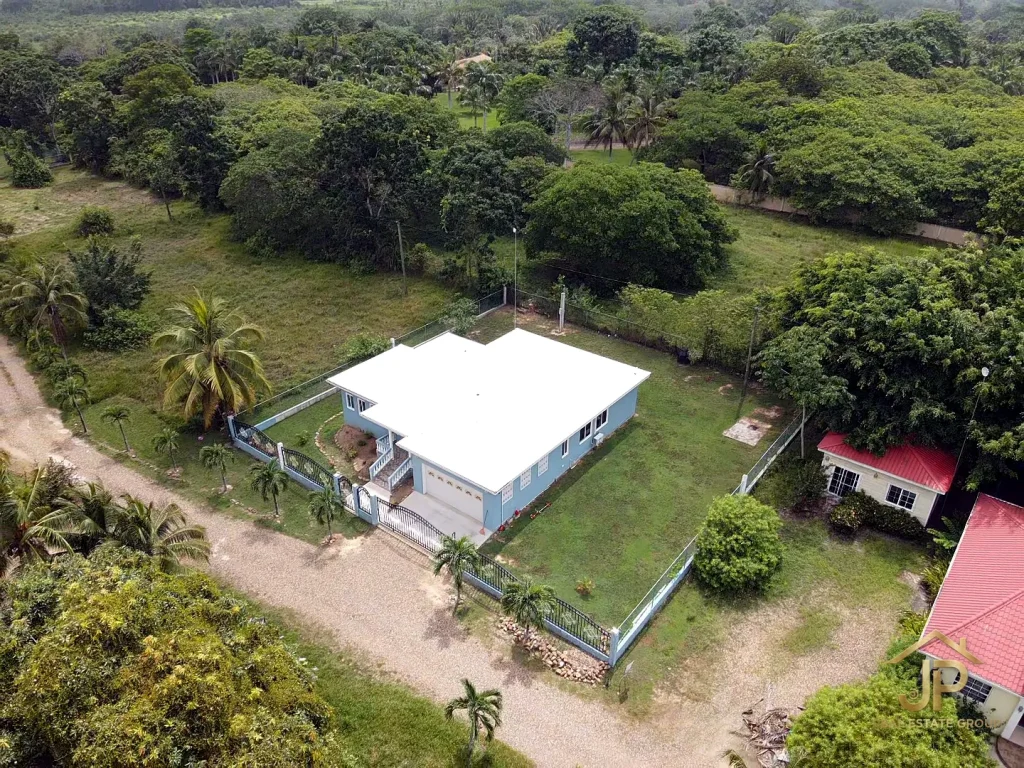 3 bedroom blue house in Hummingbird Estate Belize - photo 2