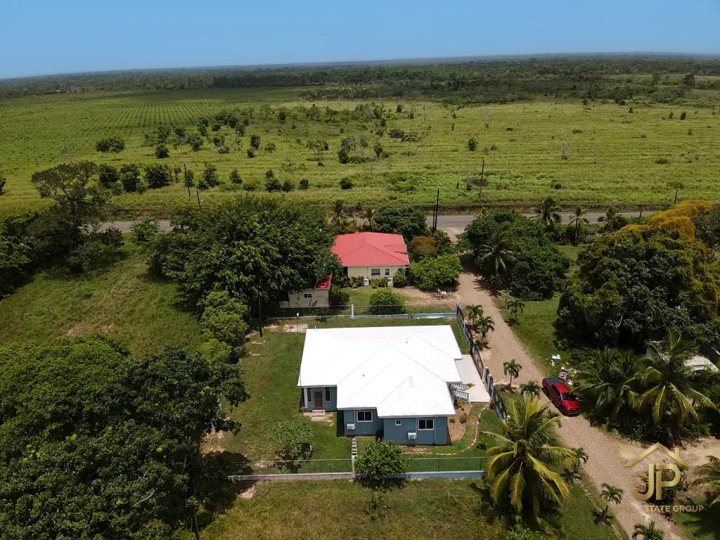 3 bedroom blue house in Hummingbird Estate Belize - photo 4