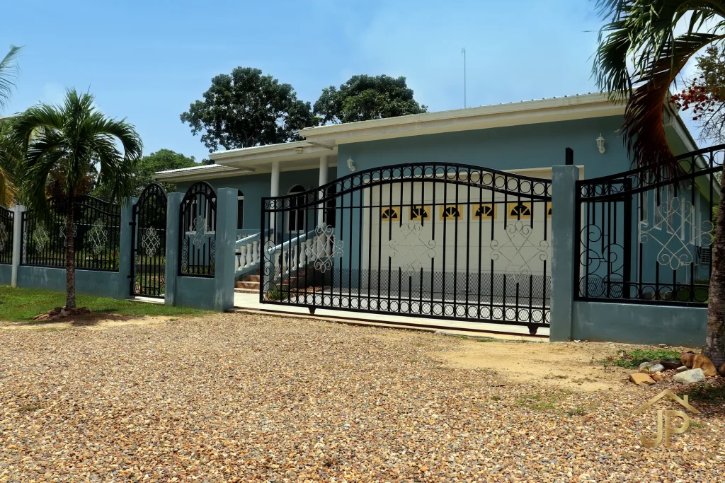 3 bedroom blue house in Hummingbird Estate Belize - photo 6