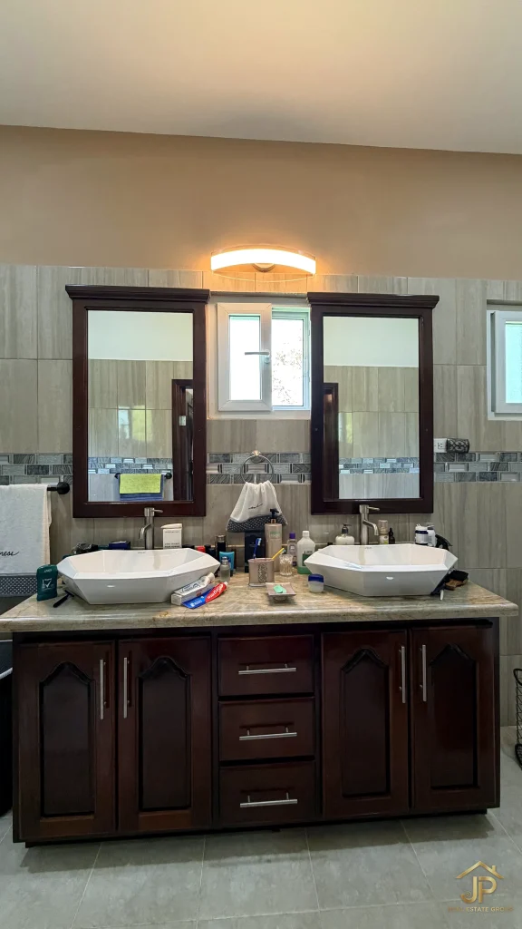 3 bedroom blue house in Hummingbird Estate Belize - photo 32