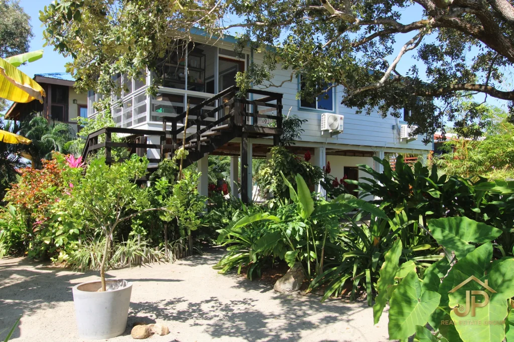 Private tropical garden at Kokomo retreat property