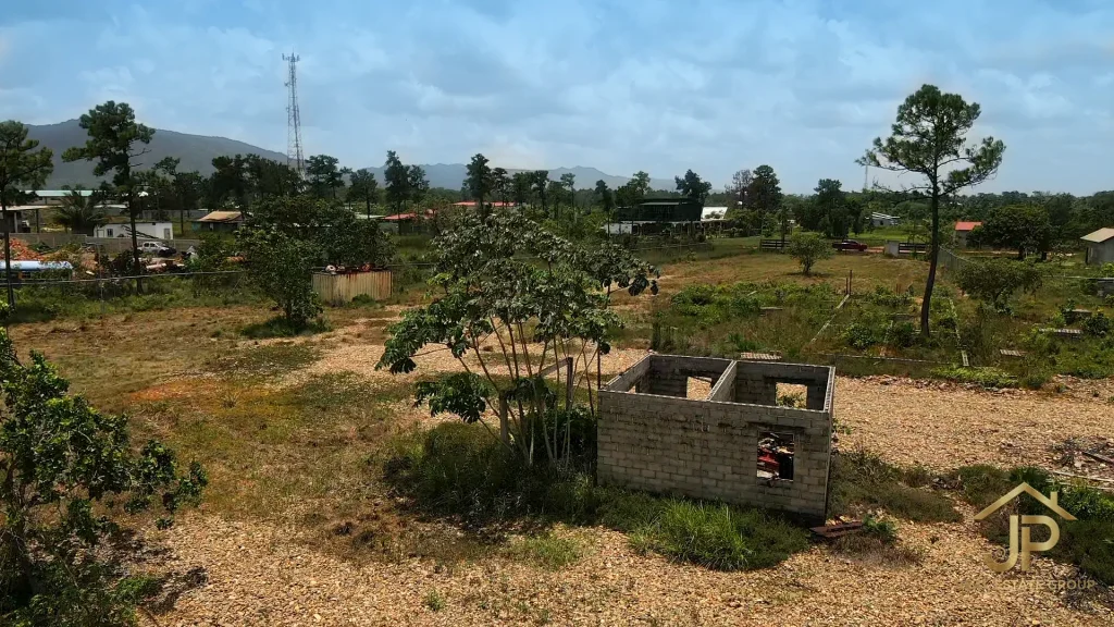 810 sq ft concrete structure and surrounding acreage in Santa Cruz Village