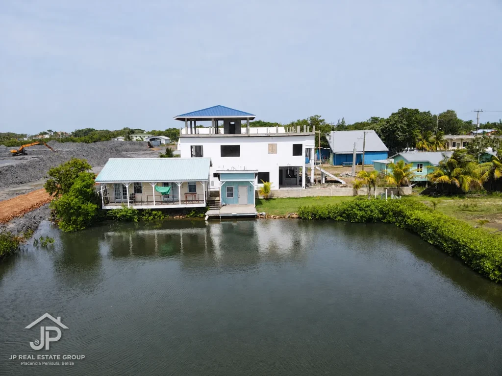 Waterfront cabana on protected water at Vista Cove, Placencia